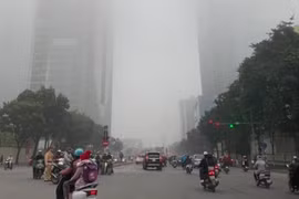 Hôm nay, bầu trời Hà Nội bị bao phủ bởi lớp sương mù dày đặc. Ảnh: VnExpress.