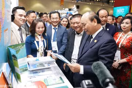 Thủ tướng thăm gian hàng Việt Nam tại Triển lãm Korea - ASEAN Invest.