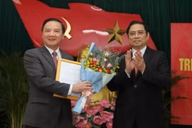 Ông Phạm Minh Chính trao quyết định và chúc mừng ông Nguyễn Khắc Định.