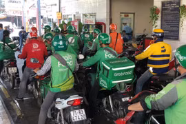 Nhiều tài xế công nghệ tranh thủ đổ xăng bằng ví MoMo để được giảm giá.