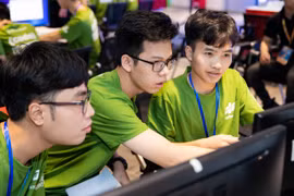 Các thí sinh tham gia Codewar tại điểm cầu Hà Nội.