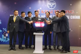 Thứ trưởng Bộ TT&TT Phạm Anh Tuấn và lãnh đạo các đơn vị chuyên trách CNTT các Bộ, ngành, đại diện Sở TT&TT các tỉnh/thành cùng Bưu điện Việt Nam nhấn nút khai trương.