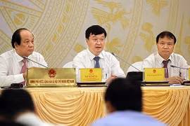 Thứ trưởng Bộ Kế hoạch và Đầu tư Nguyễn Đức Trung (giữa ảnh) trả lời câu hỏi của báo chí.