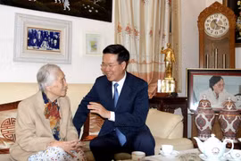 Ông Võ Văn Thưởng hỏi thăm sức khỏe đồng chí Nguyễn Thị Bình, nguyên Phó Chủ tịch nước, nguyên Bộ trưởng Bộ Giáo dục (1976-1987) nhân Ngày Nhà giáo Việt Nam 20/11. Ảnh: Tuyengiao.vn