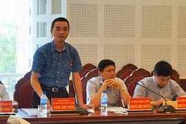 Nguyên Chánh Thanh tra Bộ TT&TT Đặng Anh Tuấn (áo xanh) khi còn đương nhiệm.