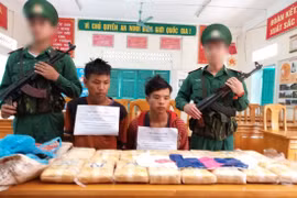 Hai đối tượng và tang vật của vụ án. 