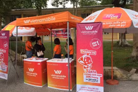 Chi nhánh Vietnammobile công khai bán sim 'rác' trong khuôn viên trường Đại học.