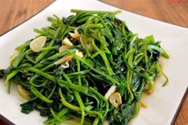Đĩa rau xanh mượt mà, rau giòn hòa quyện cùng tỏi được xào chín tới giữ được độ giòn chứ không hề bị nát, đậm đà và rất ngon miệng.