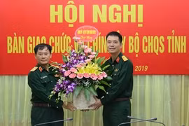 Thiếu tướng Trần Ngọc Tuấn, Phó Chính ủy Quân khu 2 (trái) chúc mừng Đại tá Nguyễn An Phong.
