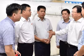 Phó Thủ tướng Trịnh Đình Dũng trao đổi với đại diện Tổng thầu Trung Quốc và Ban quản lý dự án đường sắt Cát Linh - Hà Đông.