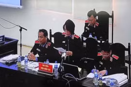 Đại diện Viện Kiểm sát nêu quan điểm về việc giữ lại lá thư ông Nguyễn Bắc Son gửi về cho vợ con. Ảnh chụp từ màn hình trực tuyến tại phòng dự khán.