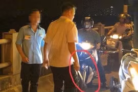 Phụ xe buýt tuyến 47B hùng hổ cầm tuýp sắt xuống vụt túi bụi vào người nhắc nhở.