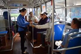 từ ngày 10/9, các đối tượng thuộc diện ưu tiên chỉ cần xuất trình chứng minh nhân dân hoặc thẻ căn cước công dân để được miễn phí xe buýt.