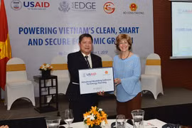 Phó Giám đốc toàn cầu USAID Bonnie Glick trao tặng Bộ Công Thương phần mềm PLEXOS mô phỏng hoạt động vận hành của các nhà máy điện và phần cứng đi kèm.