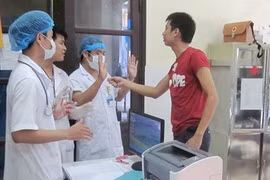 Bác sĩ bị đe dọa, bạo hành đang trở thành chuyện thường ngày.