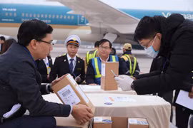 Cơ quan chức năng kiểm tra thông tin về thi hài, hài cốt ở sân bay Nội Bài. Ảnh: BNG
