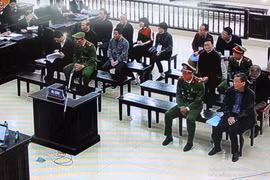 Bị cáo Nguyễn Bắc Son nghe LS. bào chữa công bố nội dung lá đơn của gia đình nói về việc thực hiện tâm nguyện khắc phục hậu quả.