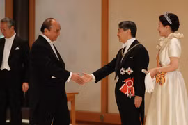 Thủ tướng Nguyễn Xuân Phúc chúc mừng Nhà vua Naruhito và Hoàng hậu. Ảnh: Hoàng gia Nhật Bản