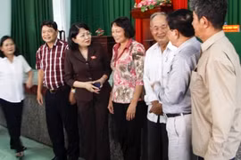Phó Chủ tịch nước Đặng Thị Ngọc Thịnh với các cử tri huyện Vũng Liêm. 
