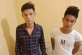 Hai đối tượng Bùi Văn Tưởng, Nguyễn Huy Chiến tại Công an huyện Bình Xuyên.