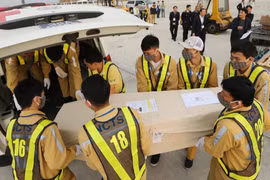 Sau khi hạ cánh đại diện các tỉnh Nghệ An, Hà Tĩnh và Quảng Bình đã tiếp nhận các thi hài, đưa về mai táng. Ảnh: Bộ Ngoại giao.