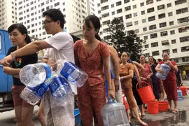 Hơn 10 ngày nay, hàng vạn người dân Hà Nội hoang mang về chất lượng nguồn nước sinh hoạt.