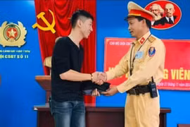 Tổ công tác của Đội CSGT số 11 trao trả tài sản đánh rơi cho anh Tài Đức Long
