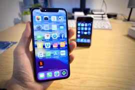 iPhone X và chiếc iPhone thế hệ đầu tiên, iPhone 2G. Nguồn: Gearbrain