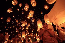 Bức ảnh này được chụp vào lễ hội Yeeping và đây là lần đầu Simon Bond ghé thăm lễ hội này. Theo anh chụp ảnh trong môi trường thiếu sáng là một thử thách lớn.