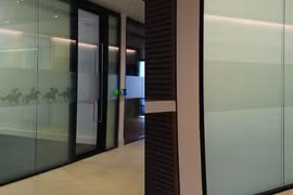 Chỉ trong vài giây, tấm kính sẽ đổi từ trong suốt sang trắng đục tùy theo yêu cầu của người dùng. Nguồn: ESG