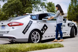Hiện Ford đã phát triển được xe giao hàng tự động nhưng nhận thấy nhiều người lười...ra tận ngoài đường lấy đồ 