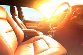 Nhiều ô tô phơi nắng ngoài trời, trong khoang xe có thể đạt nhiệt độ tới 60 - 70 độ C 