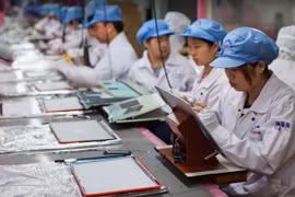 Apple không thể mang dây chuyền sản xuất iPhone về Mỹ. Ảnh minh họa 