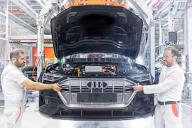 Mẫu E-Tron SUV đang phải sản xuất cầm chừng do thiếu nguồn cung cấp pin. 
