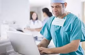Sử dụng máy tính là một yêu cầu bắt buộc với các bác sĩ trong một nền y học hiện đại. (Ảnh: báo Dân Trí)