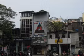 Trung tâm Tin học PT ở phố Thợ Nhuộm nay đã phải chia sẻ diện tích cho một hiệu may thời trang.