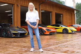 Cargill bên dàn siêu xe McLaren của mình. 