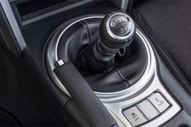 Cần số sàn trên xe thể thao Toyota 86. 
