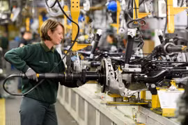 Một công nhân làm việc tại Jaguar Land Rover ở Castle Bromwich. Ảnh: theguardian.com
