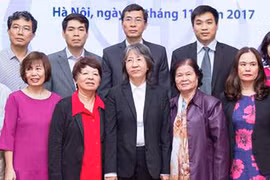 Bác sĩ Hoàng Minh Châu - Chủ tịch Hội Nhãn khoa Hà Nội (đứng giữa) cùng các đồng nghiệp trong Ban chấp hành. (Ảnh: Vietcan)