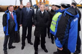 Tổng thống Nga Vladimir Putin (giữa) đến thị sát công trường xây dựng cầu nối qua Eo biển Kerch năm 2018. Ảnh: AP