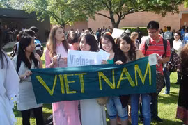 Không ít du học sinh Việt Nam thường được phía nước ngoài khuyến khích về nước lấy số liệu cho đề tài tốt nghiệp. Ảnh: báo điện tử Tổ Quốc