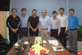 TS Nguyễn Minh Hồng - Chủ tịch Hội Truyền thông Số Việt Nam chụp ảnh kỷ niệm cùng các chuyên gia tham dự buổi thảo luận.