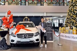 Thủ môn Bùi Tiến Dũng bên chiếc xe được tặng trước thềm Noel