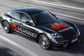 Chiếc Porsche Panamera được điều khiển bằng điện thoại di động với phần mềm AI của Huawei. Ảnh: Huawei