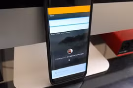 Trên màn hình chính của thiết bị Fuchsia không xuất hiện thanh Dock, biểu tượng desktop, launcher, tại đây chỉ có công cụ tìm kiếm của Google.