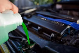 Lái xe cần thường xuyên kiểm tra và đổ nước làm mát động cơ