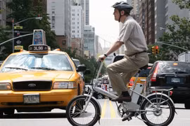 Một người đi xe đạp điện tại New York, Mỹ. Ảnh: Mark Lennihan 