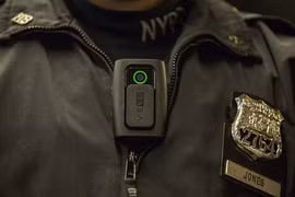 Thiết bị camera đeo trên người của cảnh sát New York - Ảnh: MASHABLE 