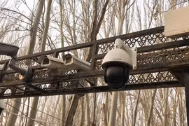 Camera an ninh tại lối vào nhà thờ Hồi giáo Id Kah ở Kashgar, Tân Cương. ẢNH: REUTERS
